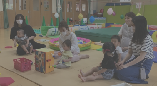 親子で遊んている写真