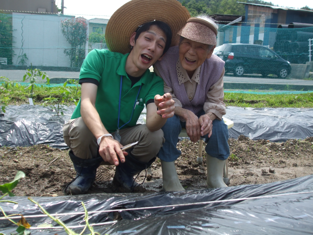 畑で撮った男性職員と女性の写真