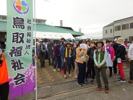 多くの人が待機している出発直前の写真